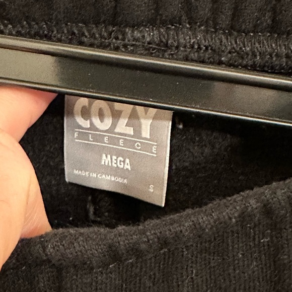 Aritzia black jogger mega fleece sweatpants - Picture 5 of 5